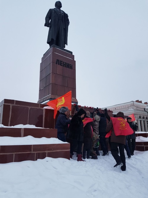 21 января 2018 года коммунисты Татарстанского республиканского отделения партии КОММУНИСТЫ РОССИИ возложили цветы к памятнику Ленина 
