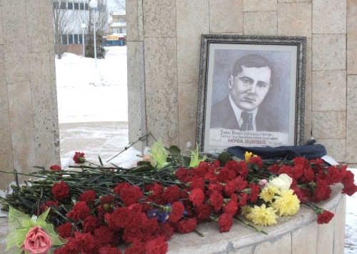 Возложение цветов к памятнику Мусы Джалиля